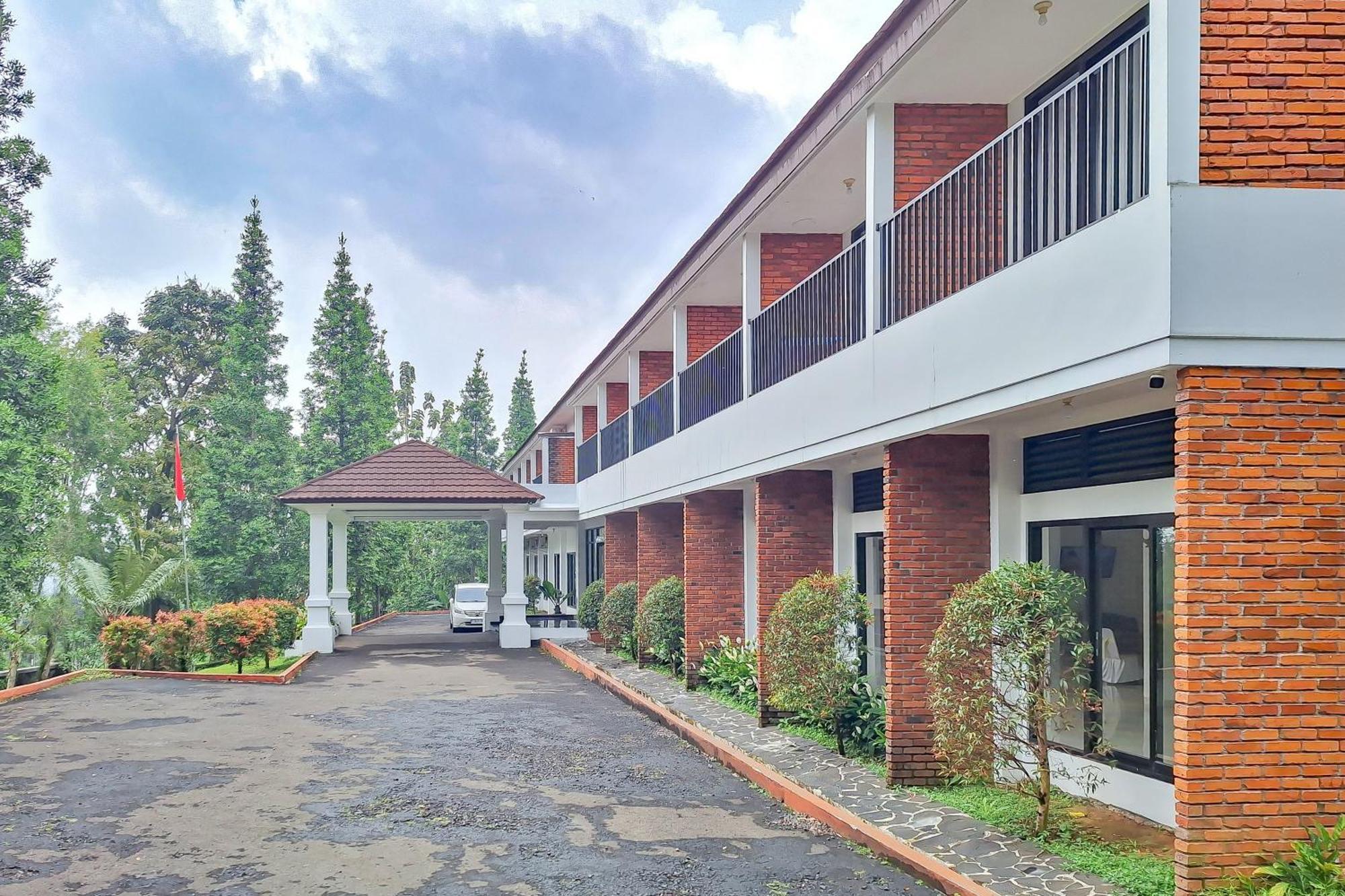Urbanview Hotel Tridaya Cisarua Puncak Экстерьер фото